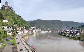 Panorama Oase Ferienwohnung mit Blick auf Mosel und Reichsburg